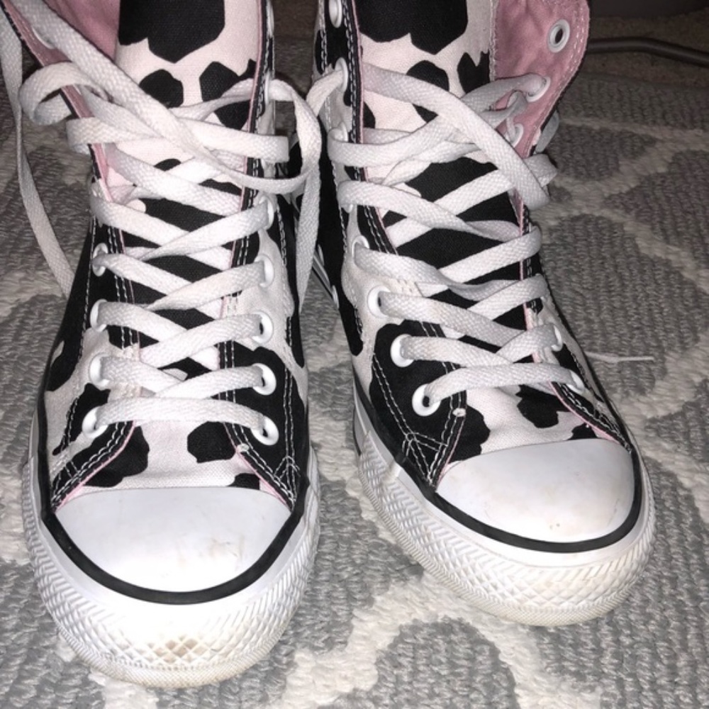 LE cow print high top converse w/ pink inside!